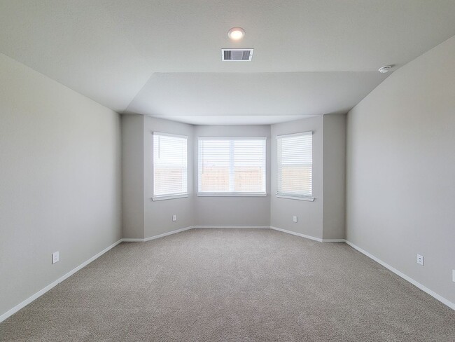 Building Photo - Single-story layout features a bright, open concept living area, dining space, and kitchen. Pebbl...