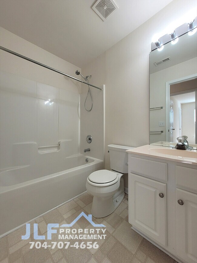 Building Photo - Great 3/2.5 Home in Sought After Charlotte...