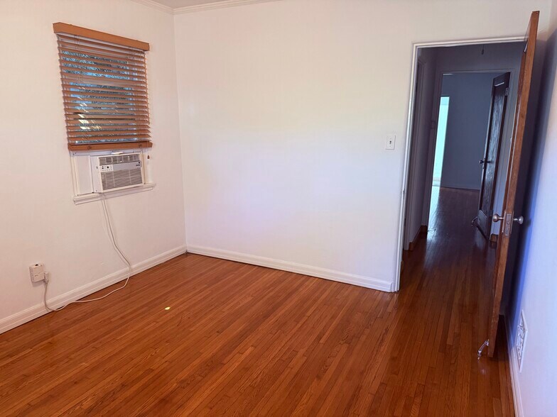 Building Photo - 1023 S Stanley Ave