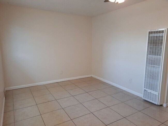 Building Photo - 560 Estancia Dr NW