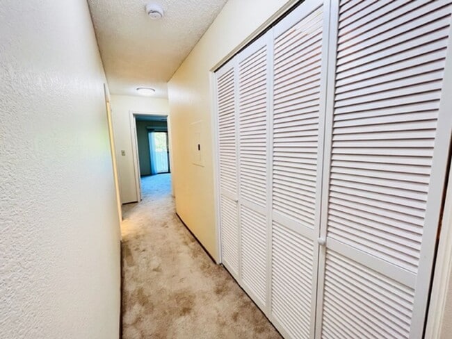 Building Photo - Move-In Ready, 2BD/2BA, Upper-Level, Singl...