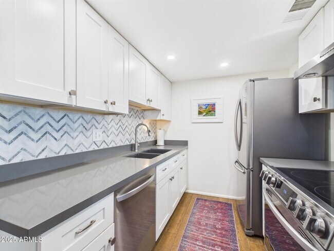 Building Photo - 733 E Cochise Dr