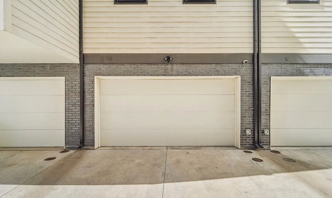 Building Photo - 2870 Tremont Pl