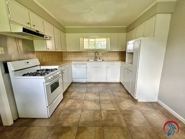 Building Photo - Garden District 3 bed 2 bath Home | Pelica...