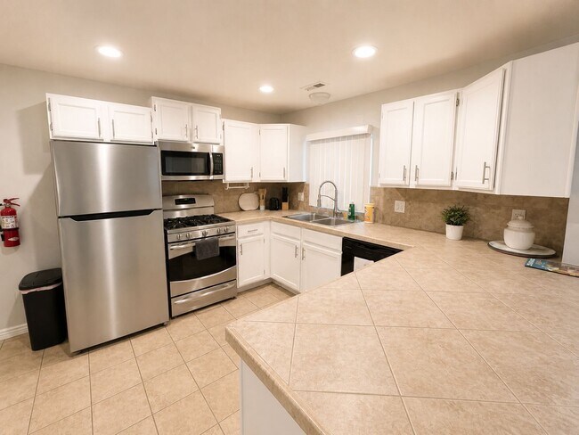 Building Photo - 546 E Delno Dr