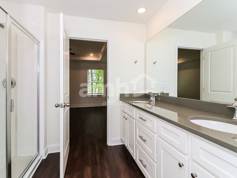 Building Photo - 4040 Chivalry Dr