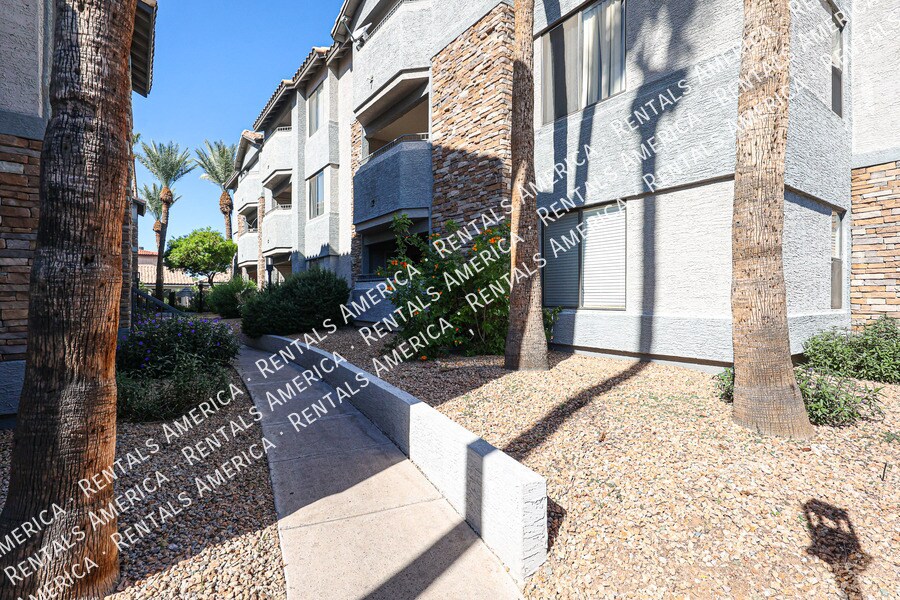 Building Photo - 2025 E Campbell Ave