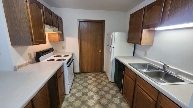 Building Photo - Large 2 Bedroom, 1 1/2 Bathroom Apartment - Lower Level End Unit