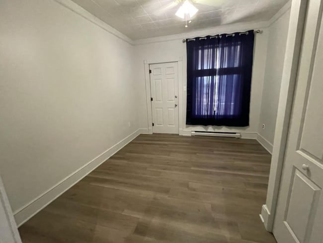 Building Photo - 401 Main St