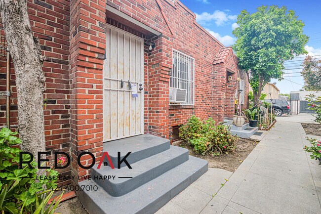 Building Photo - 638 E 82nd St