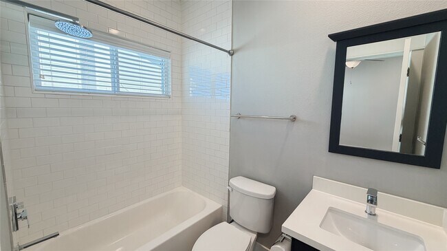 Building Photo - 605 Bayou St