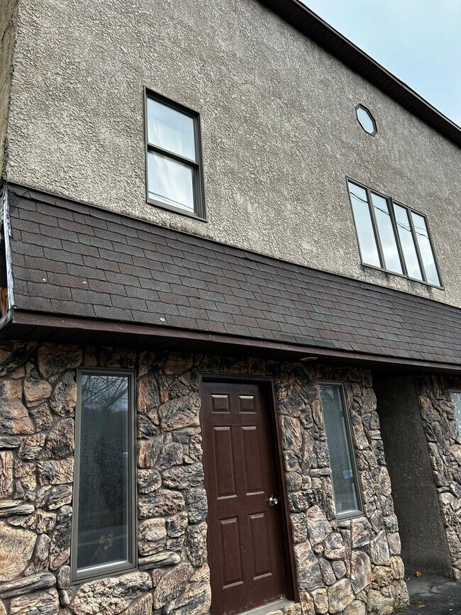 Building Photo - 418 N Main St