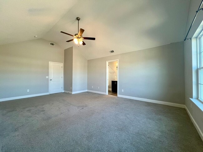 Building Photo - AVAILABLE EARLY APRIL 2026! (Pet Friendly)