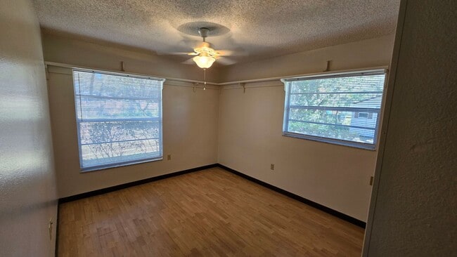 Building Photo - 3 bed, 2 bath 1 car garage
