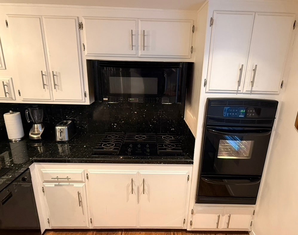 Microwave and Gas Stove/Oven - 4310 W Kling St