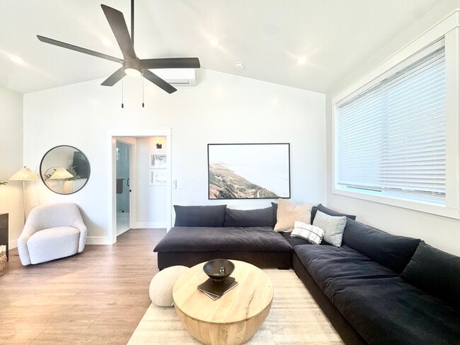 Building Photo - Adorable and updated furnished home in Fol...