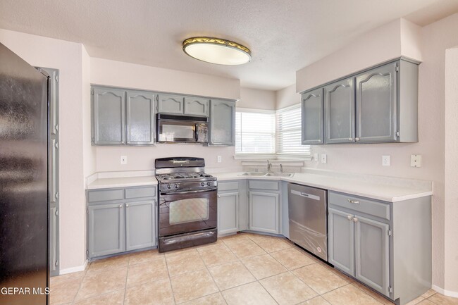 Building Photo - 12209 Chato Villa Dr