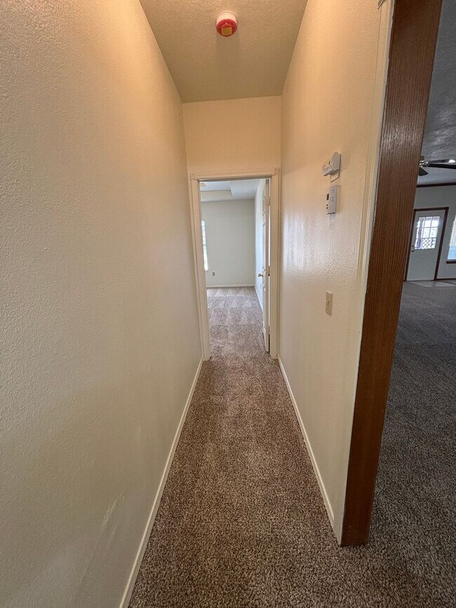 Building Photo - 3br 2.5ba on Surrey Hills Golf Course!!