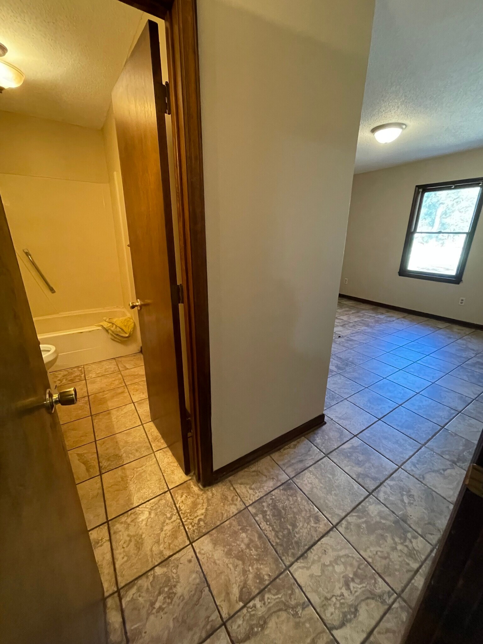Building Photo - 506 Creekwood Cir