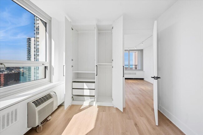 Building Photo - 88 W Schiller St