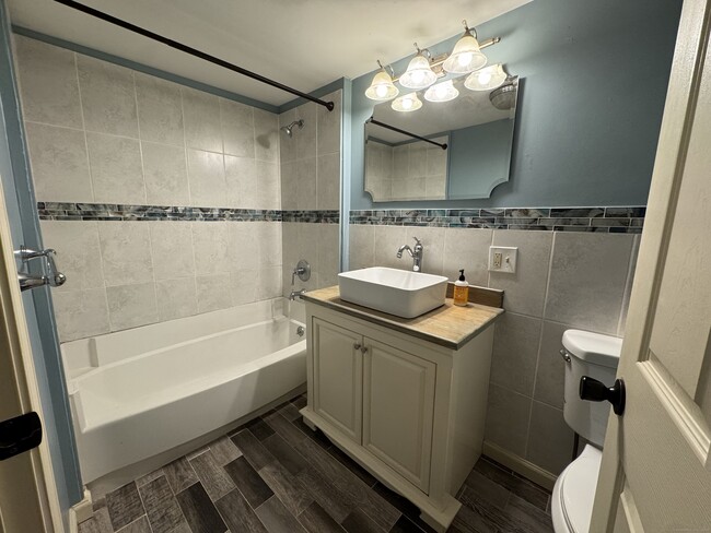 Building Photo - 158 College St