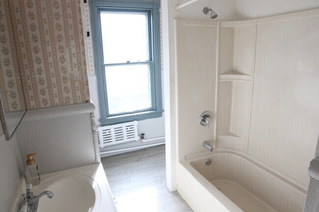 Building Photo - 1135 Oak St