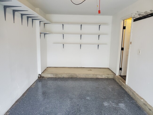 Building Photo - 16 Fernwood Ct
