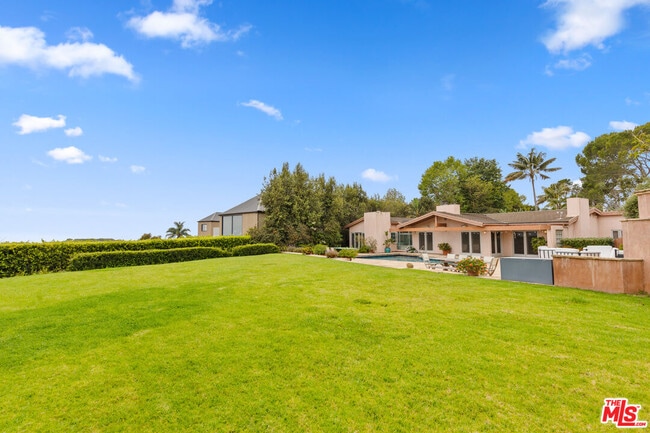 Building Photo - 7122 Dume Dr