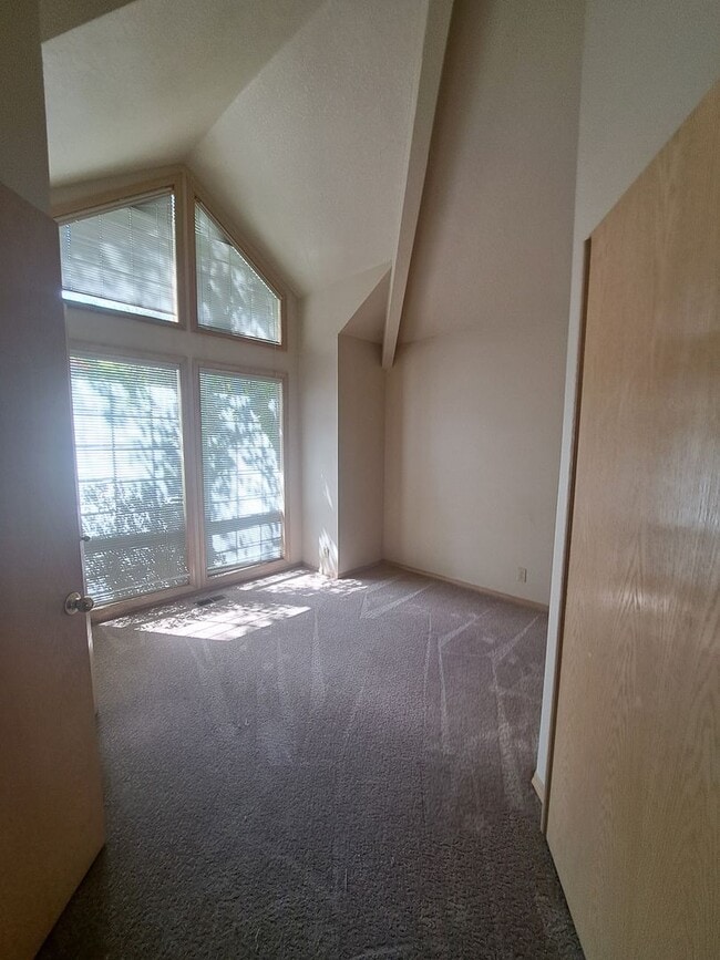 Building Photo - Stunning Home - Spacious Rooms !  Large yard