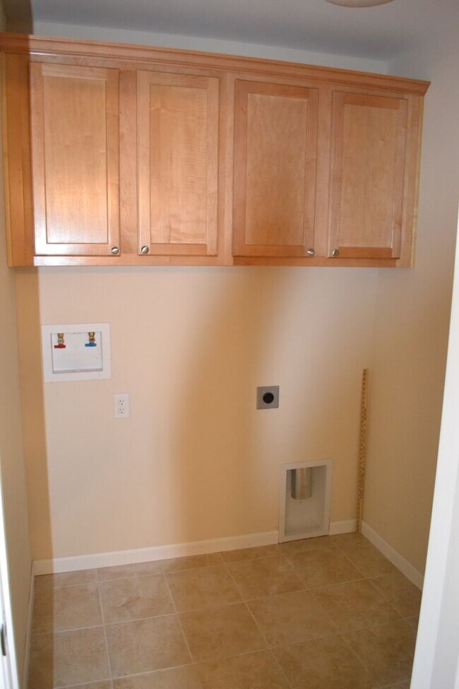 Building Photo - CLOSE TO FT. RILEY, FENCED BACKYARD!