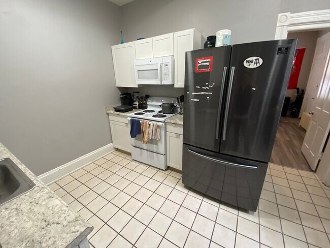 Building Photo - 7 bedroom/ 3bath Mins. from UC + Med Campu...