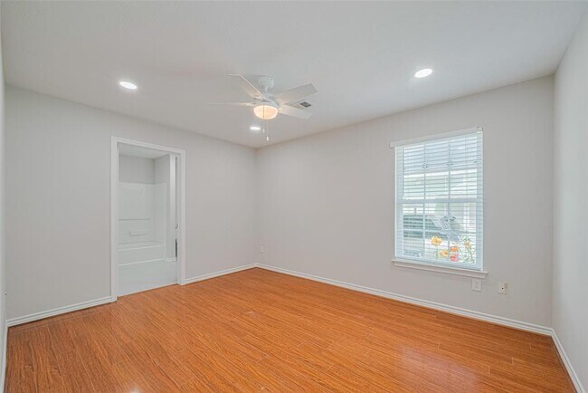 Building Photo - 1105 Panama St