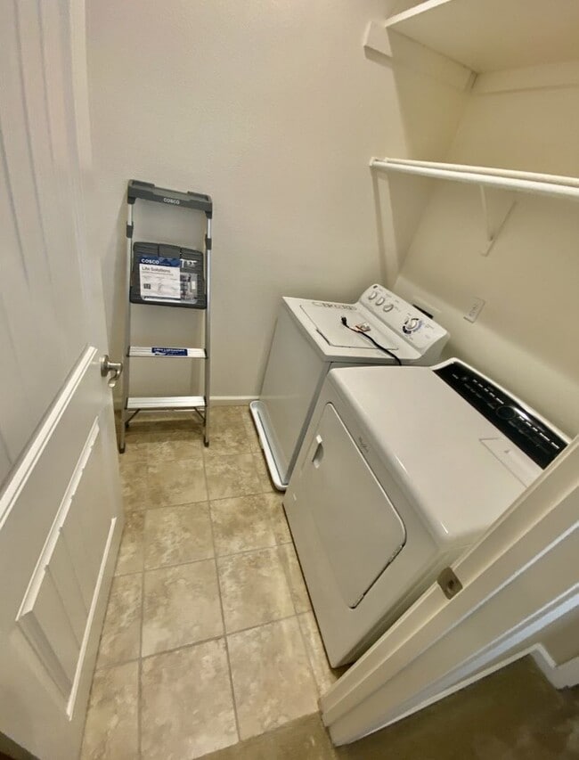 Building Photo - Beautiful and Sunny Home in Roseville Awaits! - Viewings by appointment only!