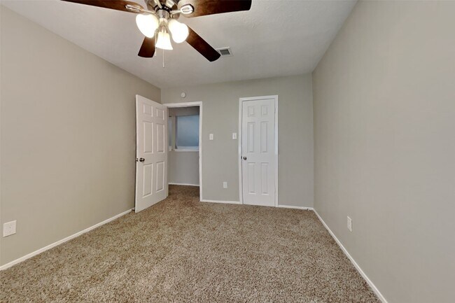 Building Photo - 21606 Crescent Heights St