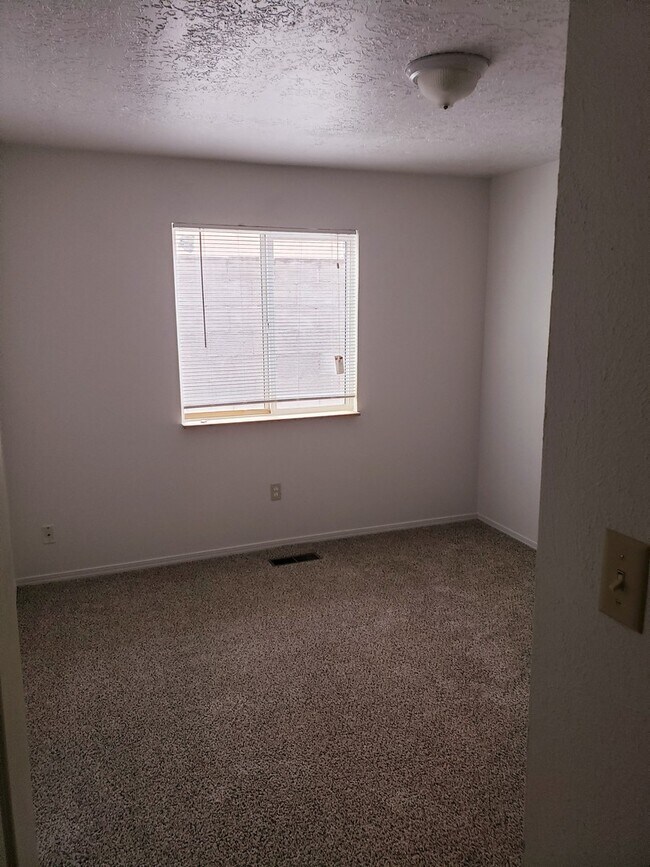 Building Photo - 3 BR 2 BA Home  nearJuan Tabo and 1-40. Showing Monday 6/15