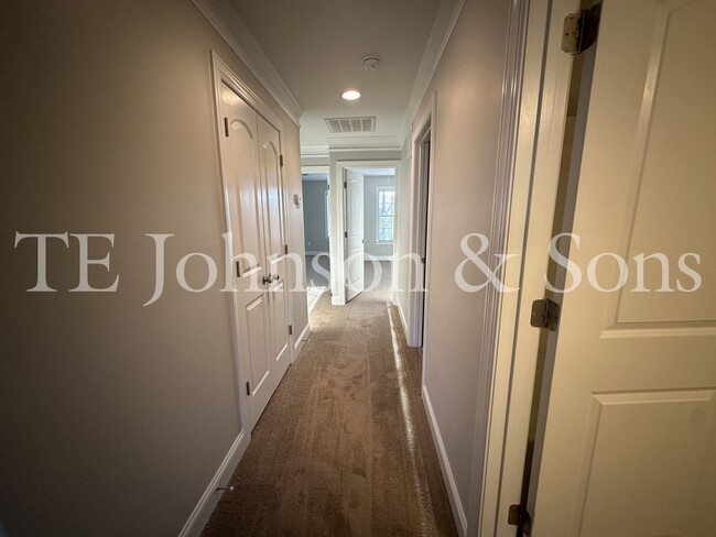 Building Photo - Stunning 3 Bedroom 2.5 Bath in Winston Salem