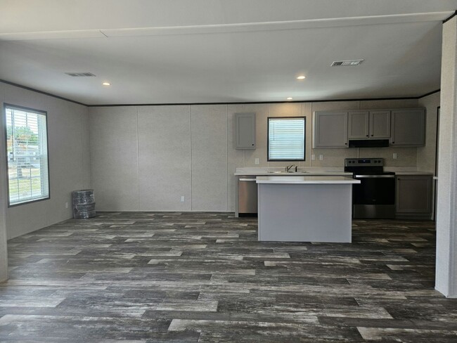 Building Photo - 6671 Hidden Oaks Dr