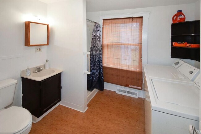 Building Photo - Inviting 4 Bed, 2 Bath in GU District!