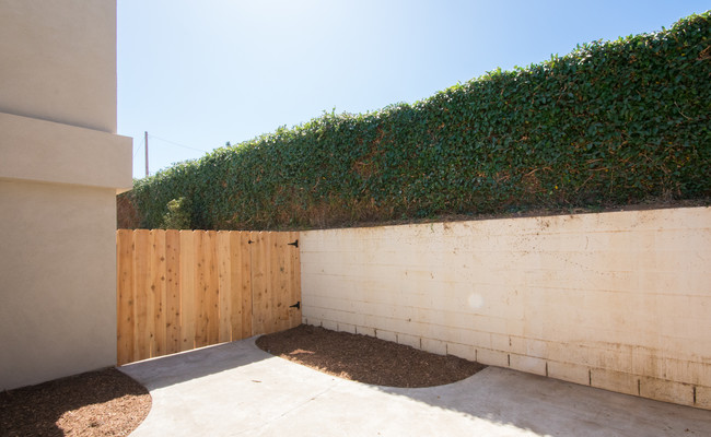 Building Photo - Leucadia Surf Townhouses