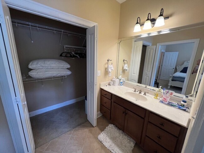 Building Photo - 2 bed 2.5 Condo- Great Location!