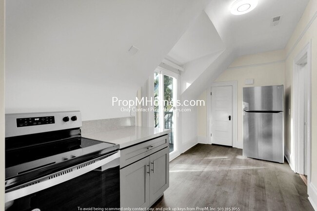 Building Photo - Updated Lair Hill Victorian with Willamette River & Mt Hood Views!