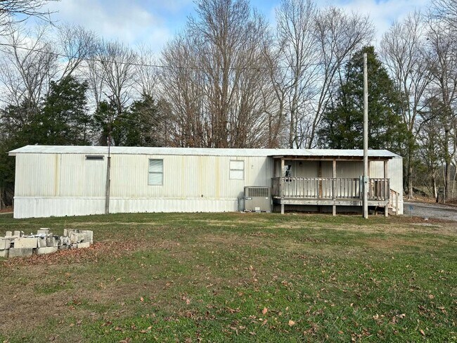 Building Photo - Simple Country Living!
