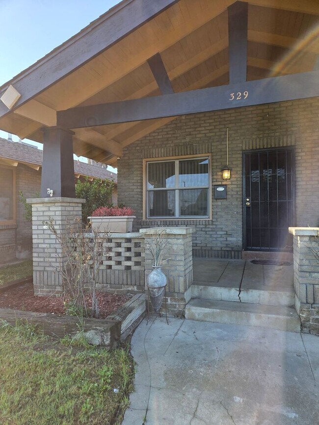 Building Photo - Two bedroom Charmer