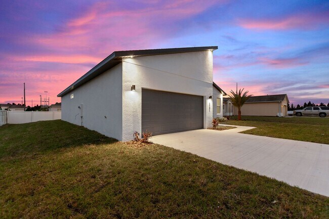 Building Photo - Deposit-Free! Modern, energy efficient hom...