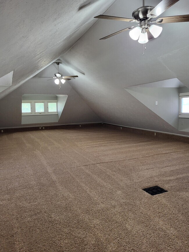 Building Photo - 744 River Dr