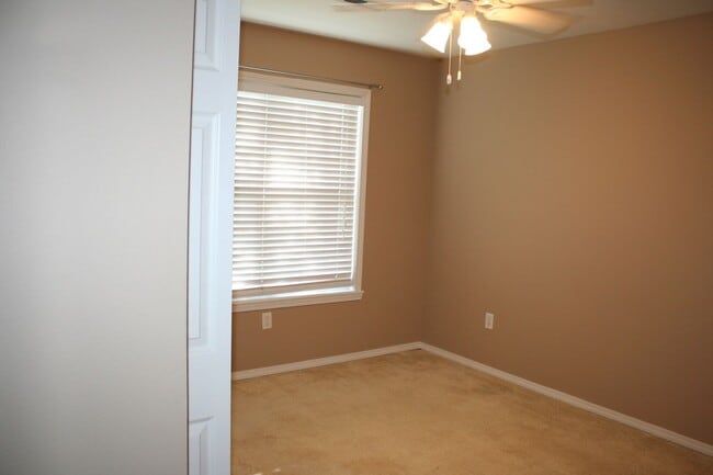 Building Photo - 3 Bedroom 2 Car Garage Duplex in Branson