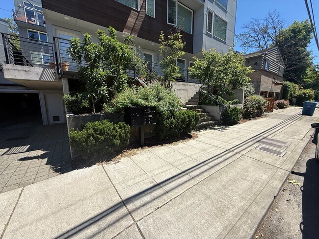 Building Photo - North Capitol Hill Townhome