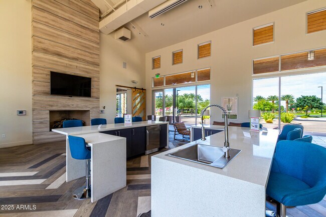 Building Photo - 5747 S Labelle