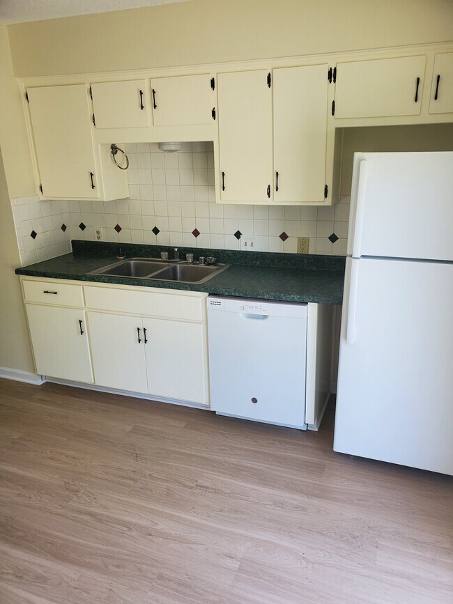 Building Photo - 1925 Heatherwood Dr