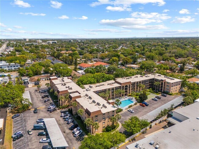 Building Photo - 2525 W Bay Dr